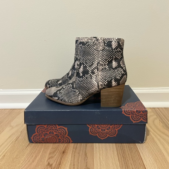 Carlos by Carlos Santana Black and Gray Snakeskin Ankle Boots - Picture 1 of 5